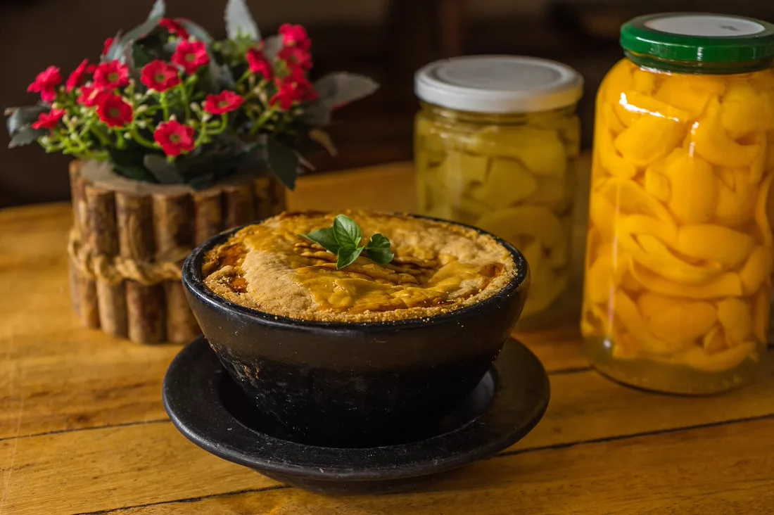 Empadão goiano com conservas de guariroba e pequi, cozinha do cerrado