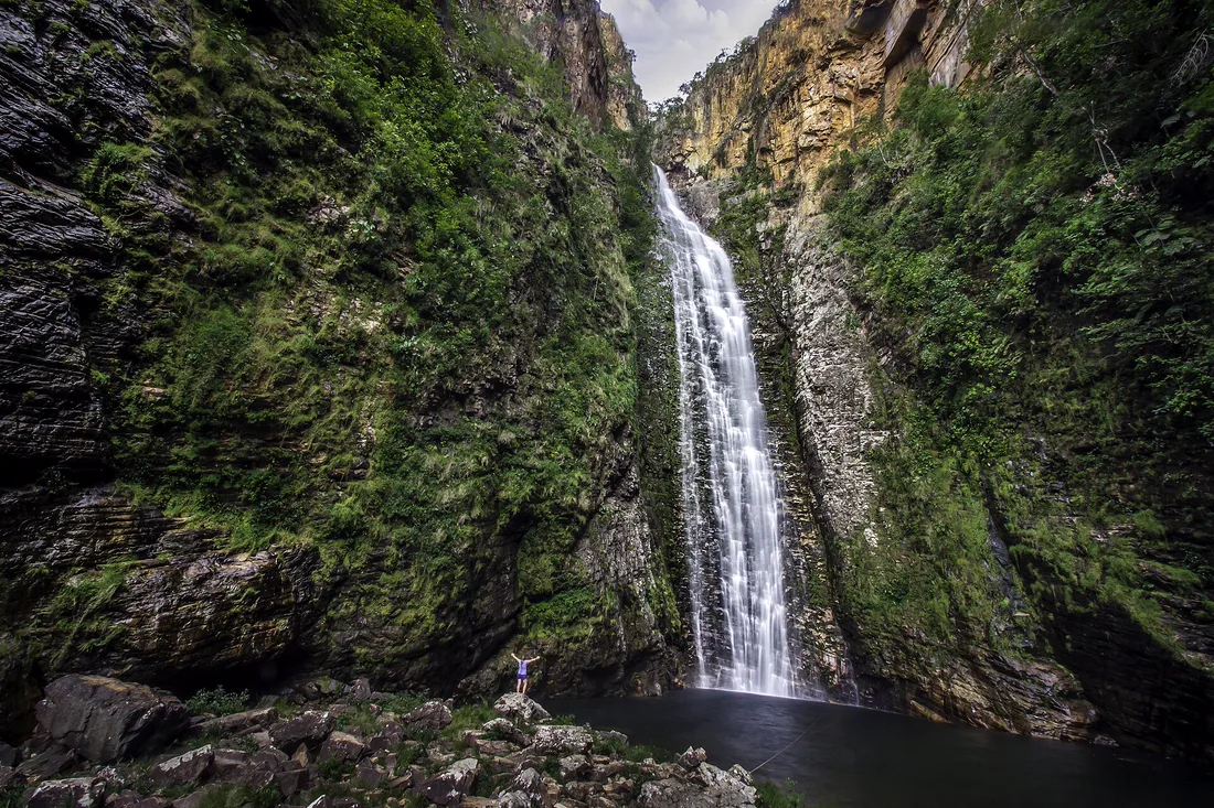 Cachoeira em meio à mata da Chapada dos Veadeiros