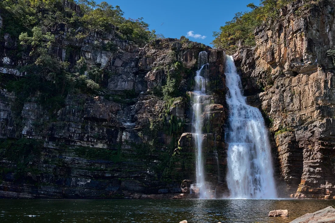 Salto do Rio Preto despencando no poço entre paredões, no Parque Nacional da Chapada dos Veadeiros
