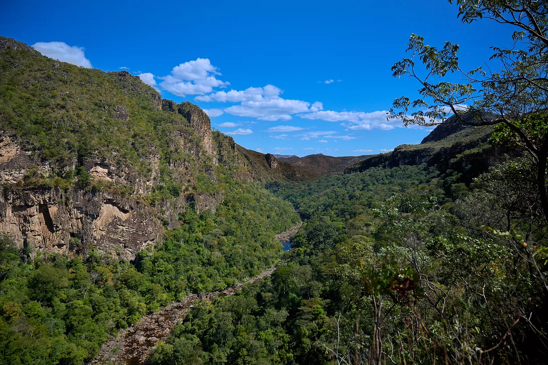 Cânion com paredões e rio no fundo da Chapada dos Veadeiros