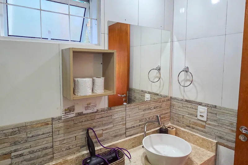 Banheiro do Chalé Almécegas de Luxo, com bancada de granito e cuba de apoio