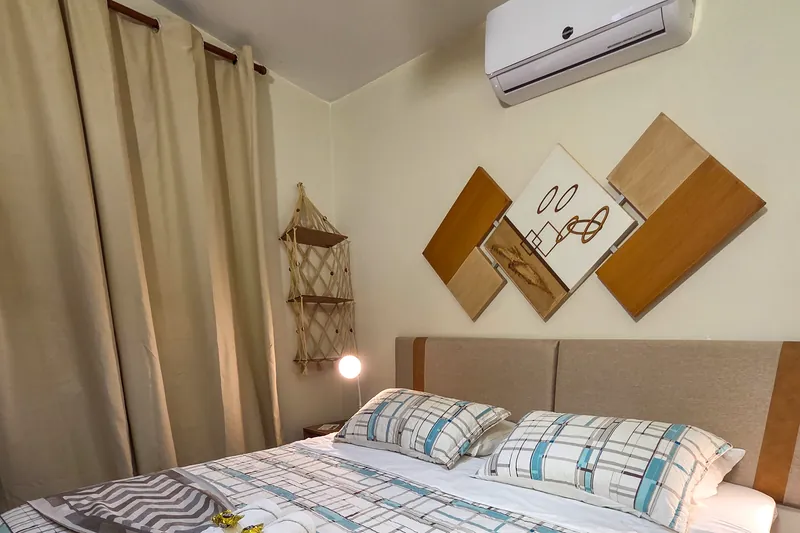 Suíte do Chalé Beija-flor, com cama de casal