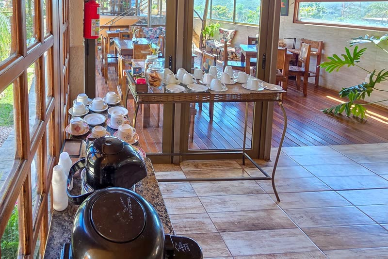 Detalhe do café da manhã servido à mesa
