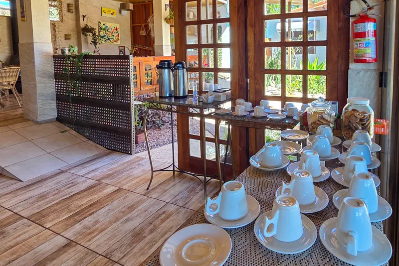 Mesa do café da manhã da pousada
