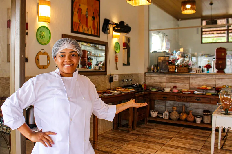 Cozinheira da pousada no salão do café da manhã