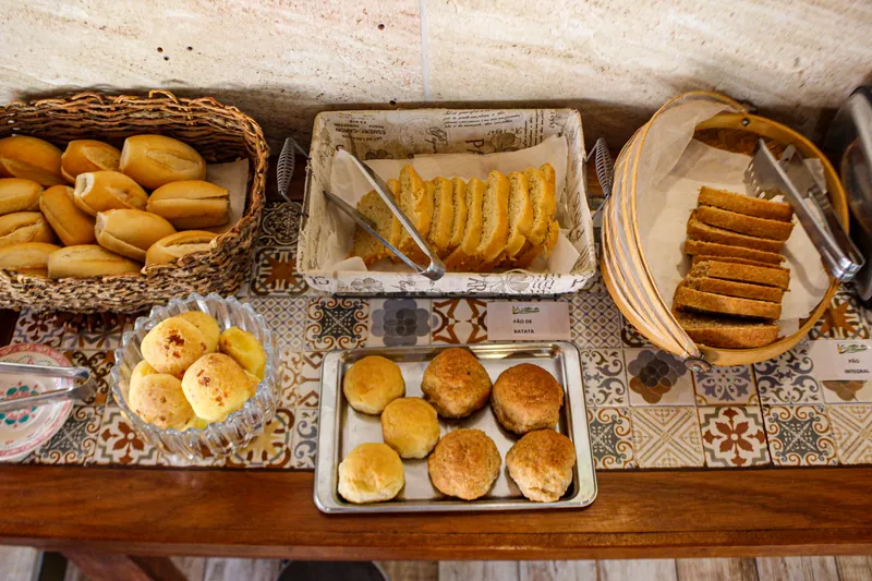 Cesta de pães, pão de queijo e biscoitos no café da manhã
