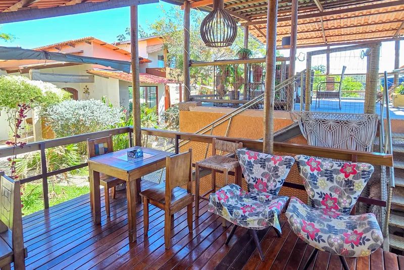 Mesa de café da manhã com frutas e bolos caseiros