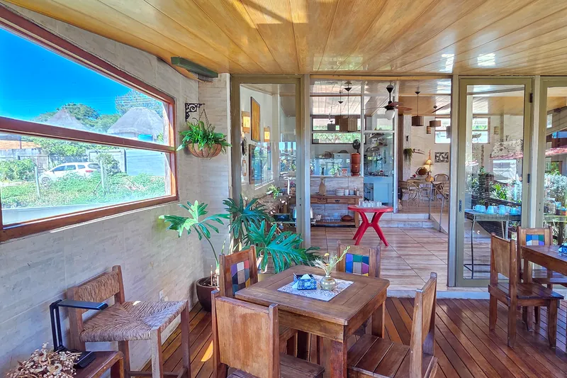 Lounge mirante da pousada, com vista para a serra
