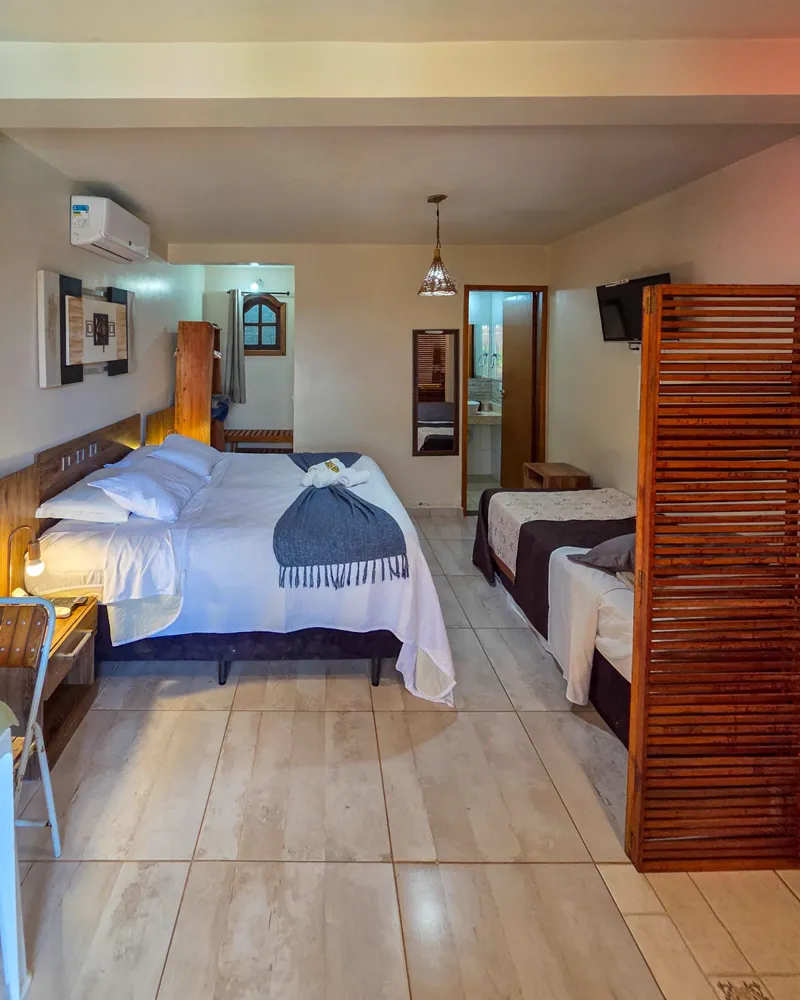 Quarto de um chalé com cama de casal